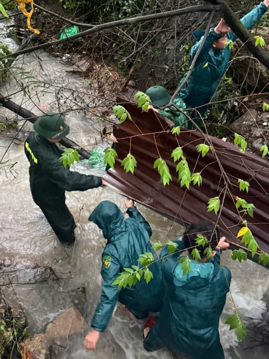 Đường sắt và đường bộ tại Khánh Hòa bị ngập vì mưa lớn